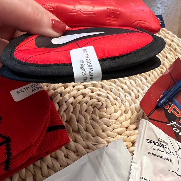 SPIDER-MAN UNITED AIRLINES FIRST CLASS LIMITED EDITION AMENITY KIT 2018-19 - Picture 10 of 13